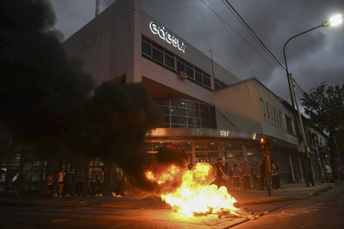 Neighbors set fires in the street outside Edesur's headquarters to protest power cuts. Source: Télam