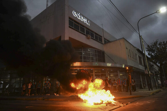 Neighbors set fires in the street outside Edesur's headquarters to protest power cuts. Source: Télam