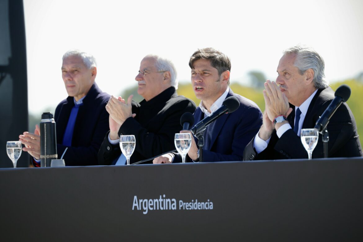 Kicillof and Fernández at an event for the Magadalena Canal, the day before Alberto's announcement. Source: Télam