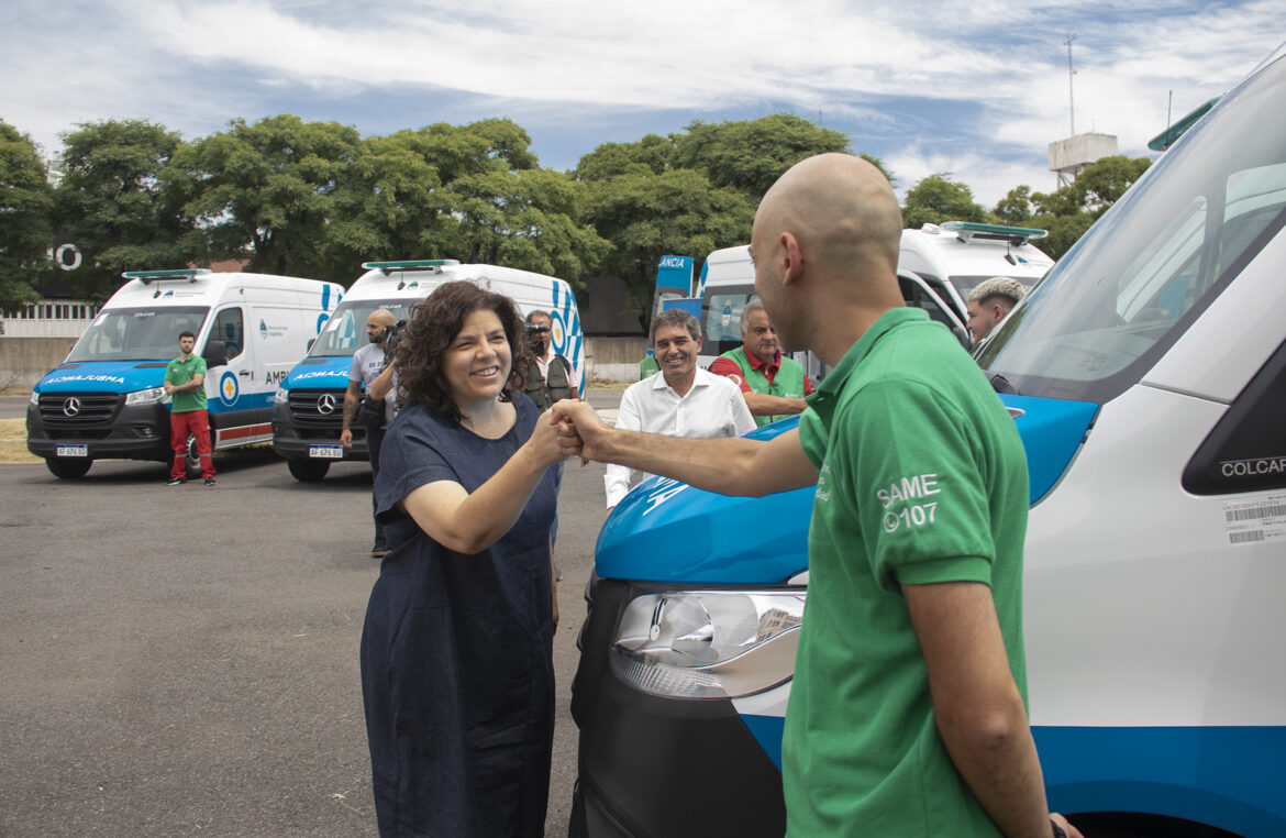 Carla Vizotti at event to deliver ambulances. Source: Vizotti's social media