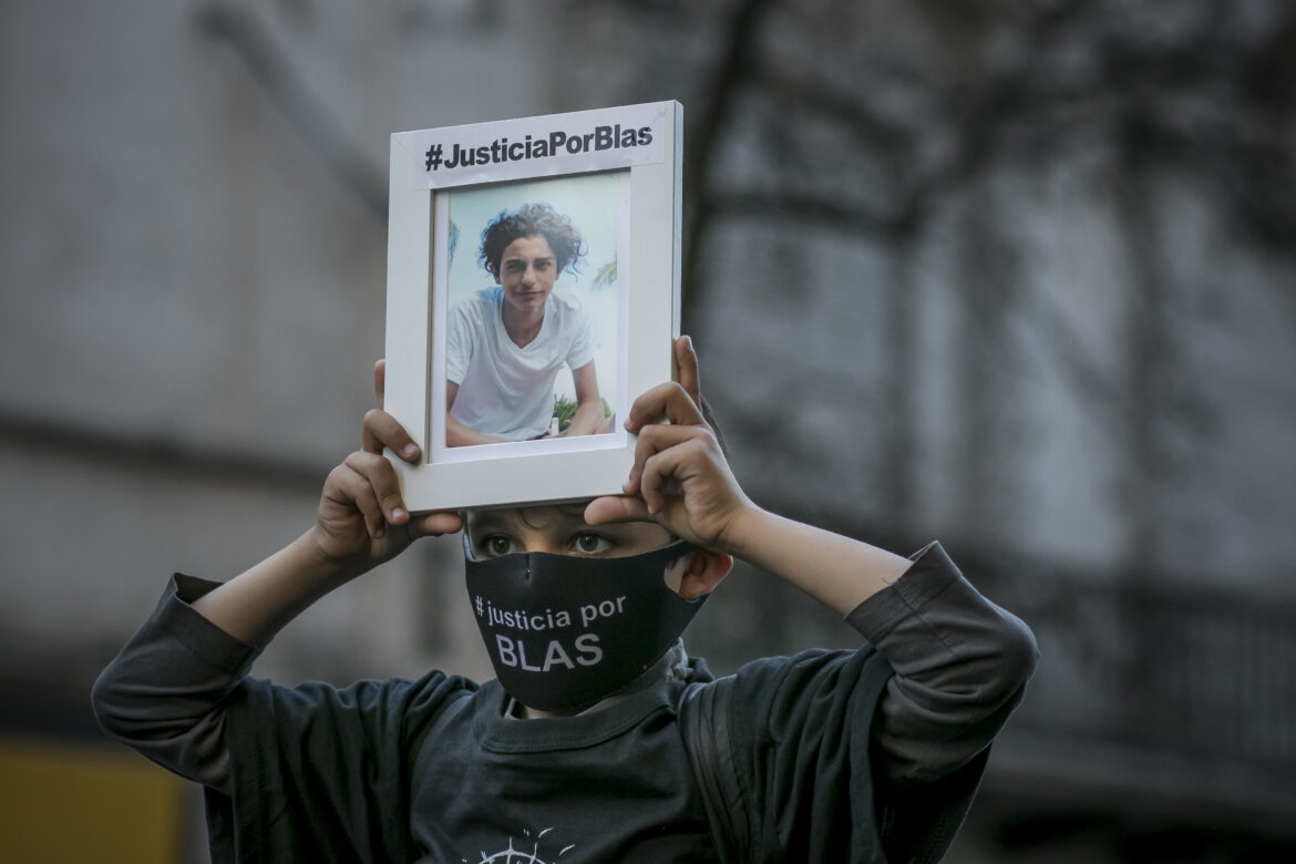 A child holds a photo of Blas Correas at the justice march. Source: Amnistía Internacional Argentina | Sebastián Salguero