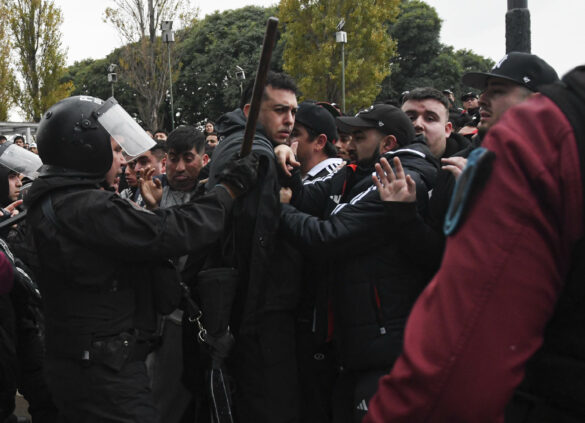 Colo Colo fans clashed witht the police in Buenos Aires. Credit: Télam