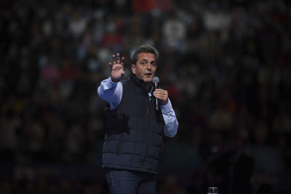 Sergio Massa speaks at his Frente Renovador party congress. Credit: Télam