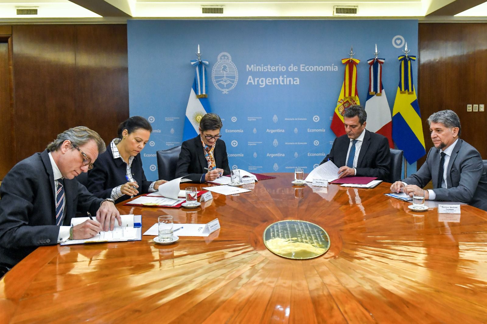 Die Regierung unterzeichnet Vereinbarungen mit drei Mitgliedern des Pariser Clubs