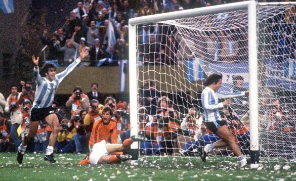 Mario Kempes scores a goal against Netherlands in the 1978 World Cup finals.