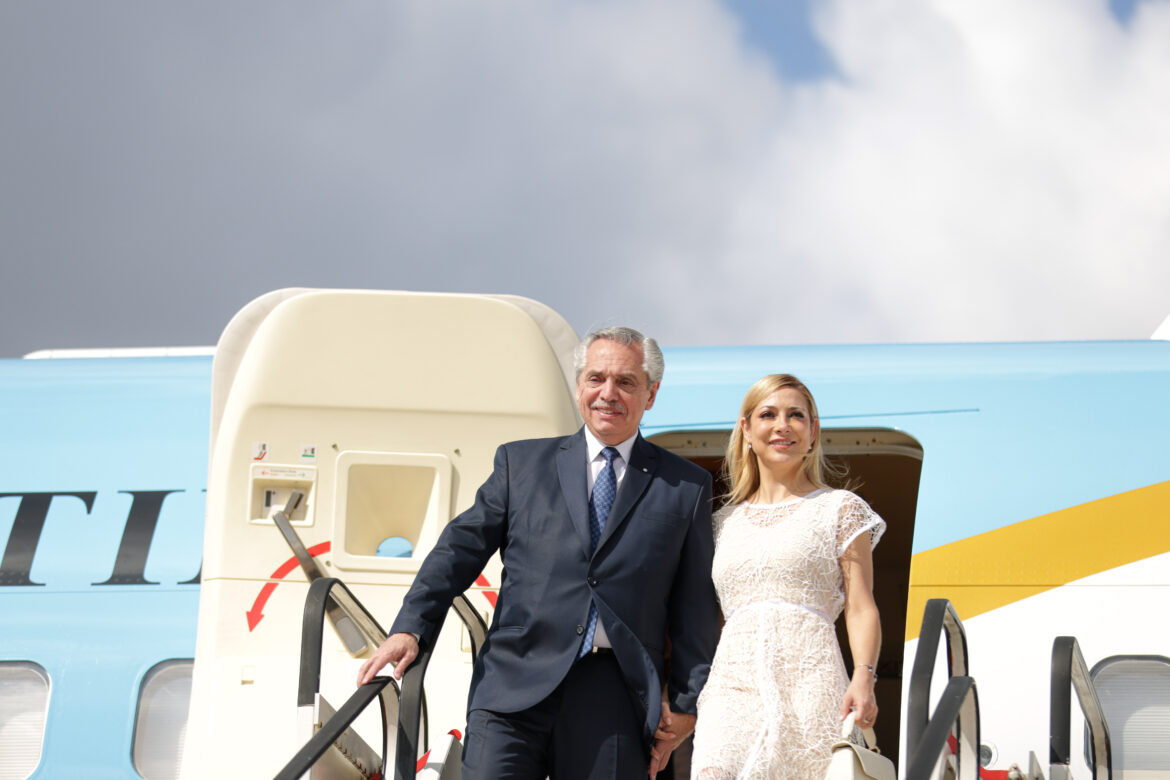 President Alberto Fernández arrives in Brussels with first lady Fabiola Yáñez for CELAC summit in July 2023. Source: Casa Rosada
