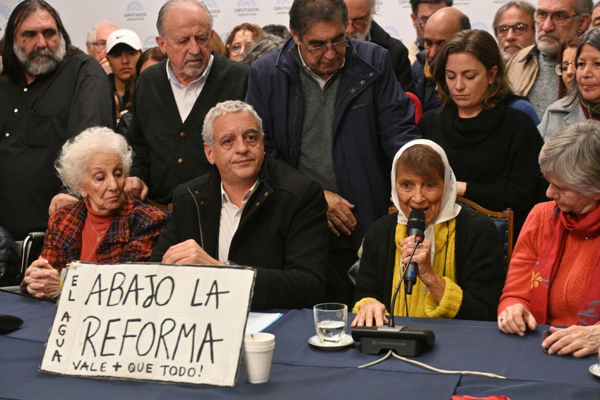 Human Rights Secretariat head Horacio Pietragallo Corti at a press conference rearding the situation in Jujuy. Credit: Télam