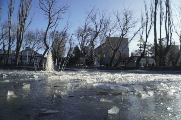 A fountain freezes over in Río Gallegos as cold snap hits Argentina, July 2023. Source: Télam
