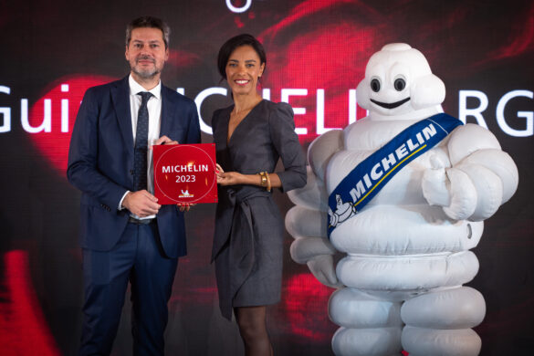 Sports and Tourism minister Matías Lammens, Michelin Guide Communications Director Boucher-Anselin and the Michelin mascot after the event this Tuesday. Credit: Sports and Tourism ministry