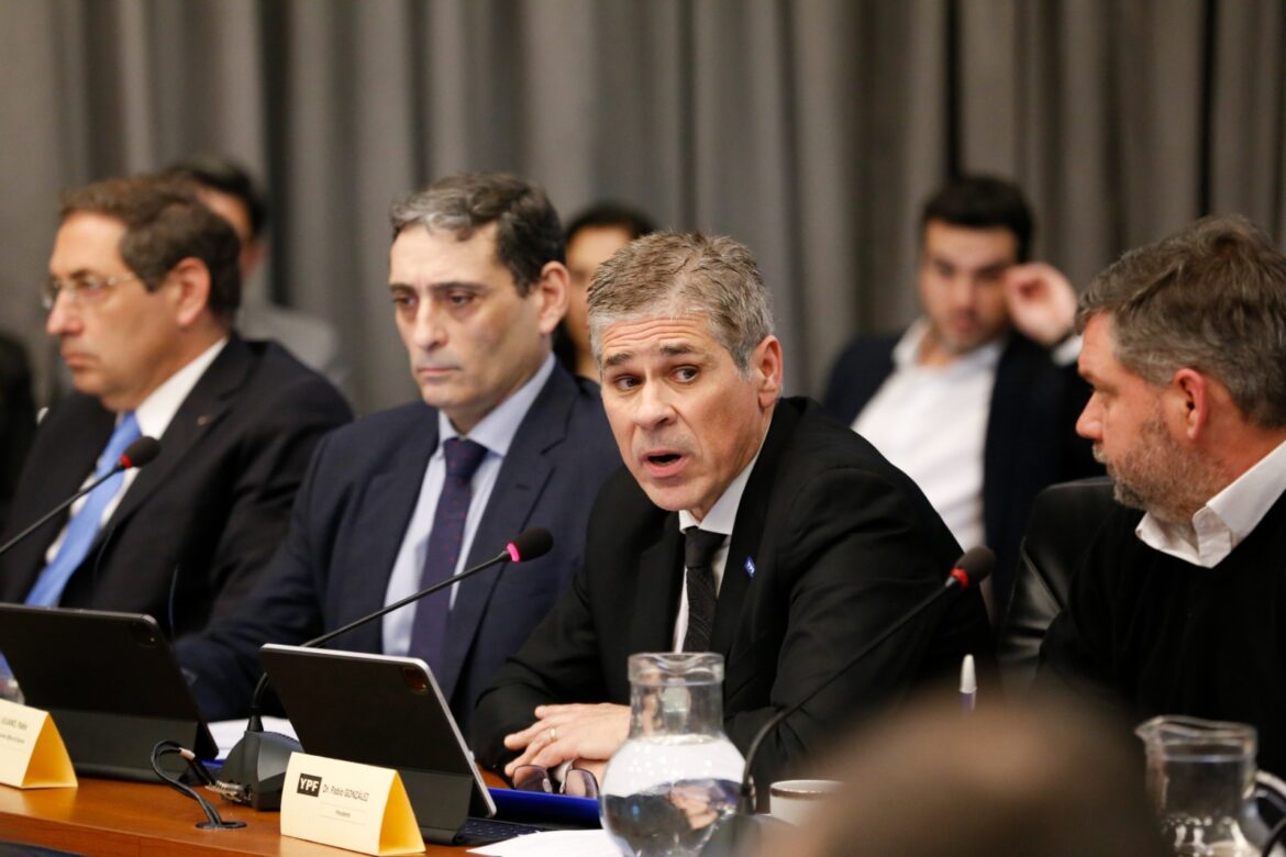 Pablo González of YPF speaks at plenary session. Source: Chamber of Deputies.