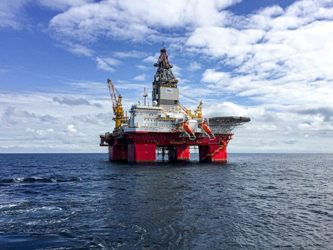 Offshore oil rig. Credit: Pexels