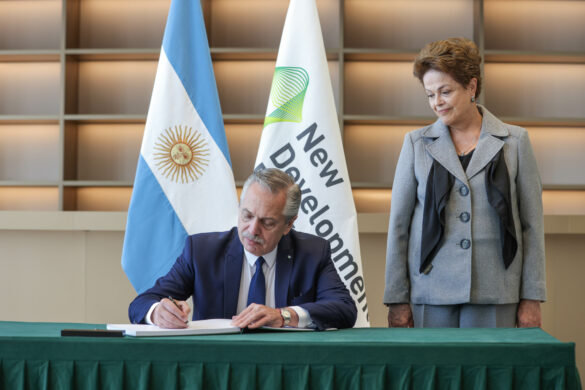 Dilma Rousseff and Alberto Fernández at the BRICS-led New Development Bank headquarters, Tuesday, 17 October. Image: Casa Rosada