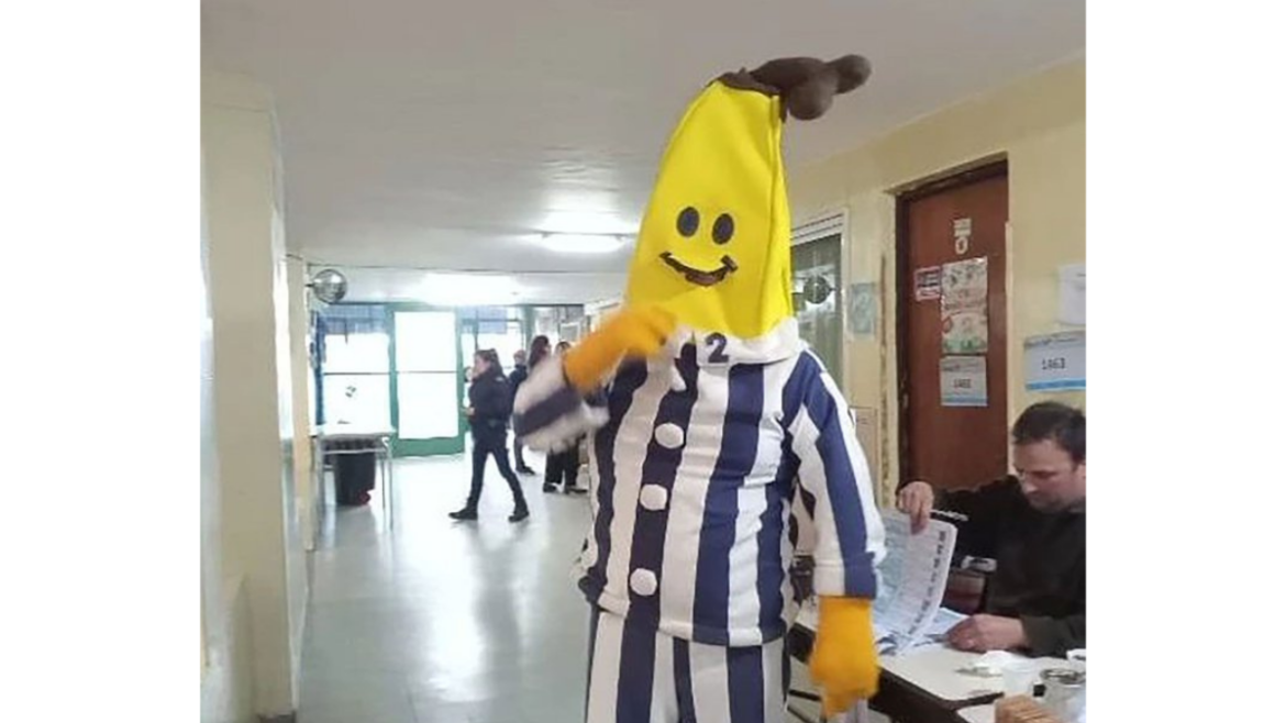 Banana in pijama goes to vote