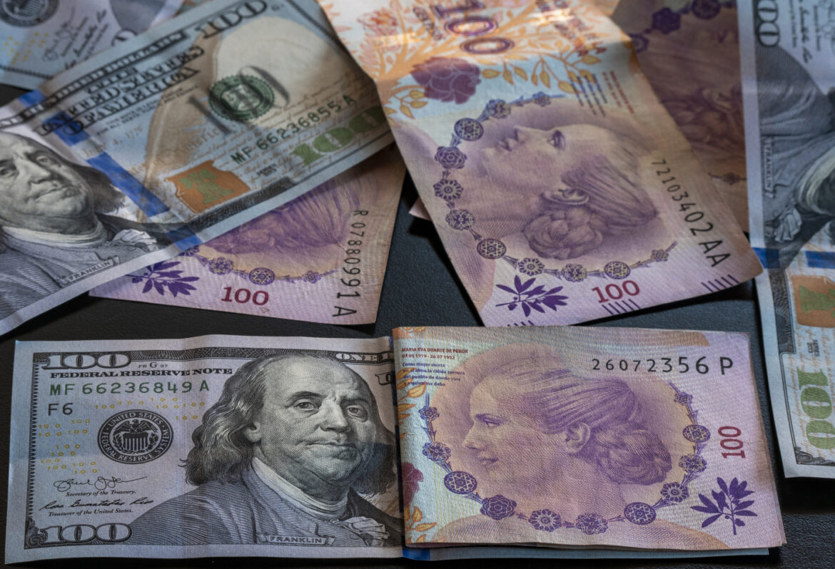 Argentina is experiencing an economic crisis and devaluation. Argentines look for a refuge in the dollar for their savings.