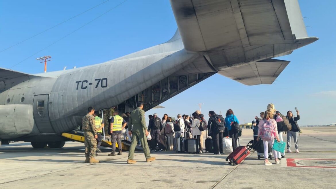 Argentine boarding the Hercules flight to leave Israel. Credit: Argentine Foreign Ministry