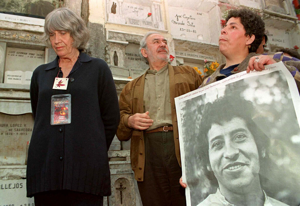 Imagen de archivo de Joan Jara (izq), viuda de Víctor Jara, quien murió el domingo a los 96 años de edad. CD/SB