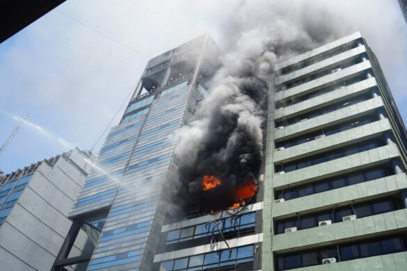 Fire at Alem 668 on Tuesday, December 12. Photo: Télam