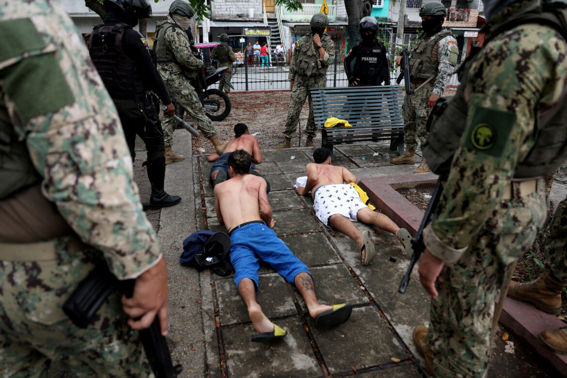 Soldiers and police officers prepare to inspect people, amid the ongoing wave of violence around the nation, in Guayaquil, Ecuador, January 13, 2024. REUTERS/Ivan Alvarado