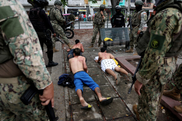 Soldiers and police officers prepare to inspect people, amid the ongoing wave of violence around the nation, in Guayaquil, Ecuador, January 13, 2024. REUTERS/Ivan Alvarado