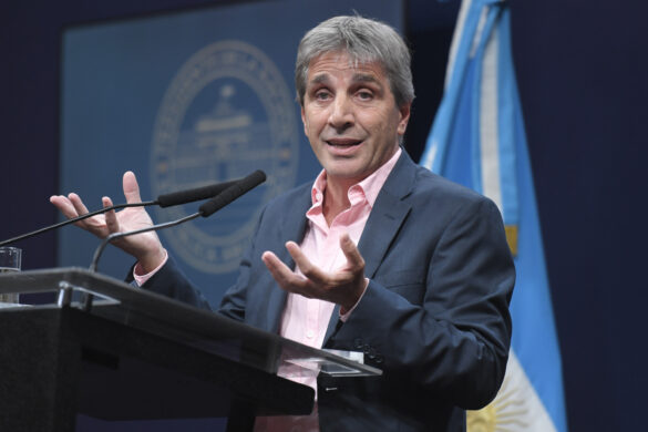 Luis Caputo in a press conference. Credit: Télam