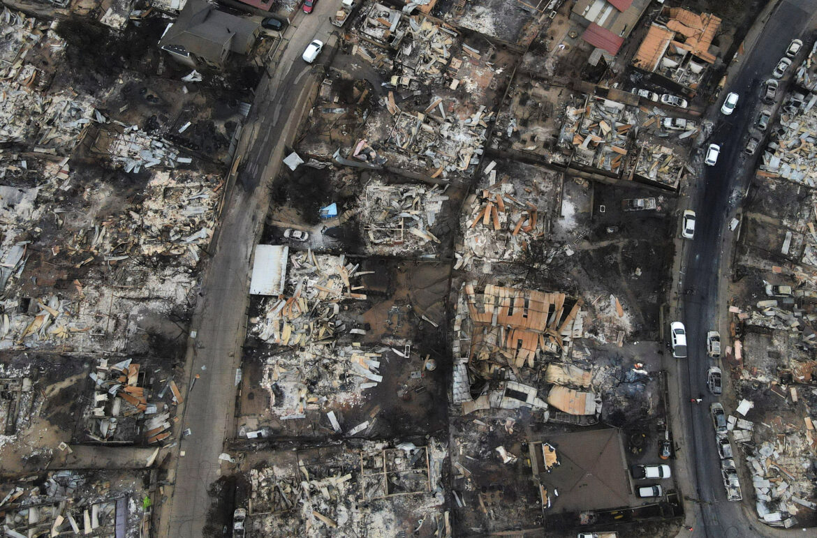 FILE PHOTO: An aerial view shows the burnt remains of houses following the spread of wildfires, in Vina del Mar, Chile February 4, 2024. REUTERS/Sofia Yanjari/File Photo
