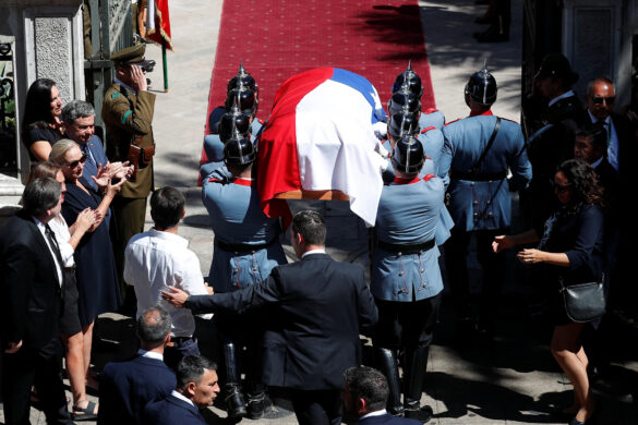 Former first lady of Chile, Cecilia Morel, applauds next to politicians Juan Antonio Coloma and Ricardo Cifuentes as military personnel carry the coffin of Chile's former President Sebastian Pinera at the former Congress in Santiago, Chile February 7, 2024. REUTERS/Rodrigo Garrido