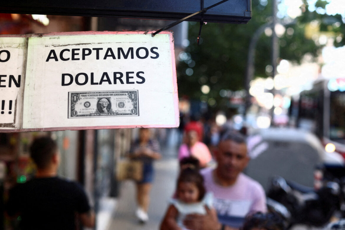 inflation aceptamos dolares dollars pesos economy poverty