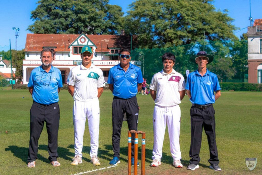 Team captains and referees for the Norte v. Sur game. Credit: Fernando Romero Núñez