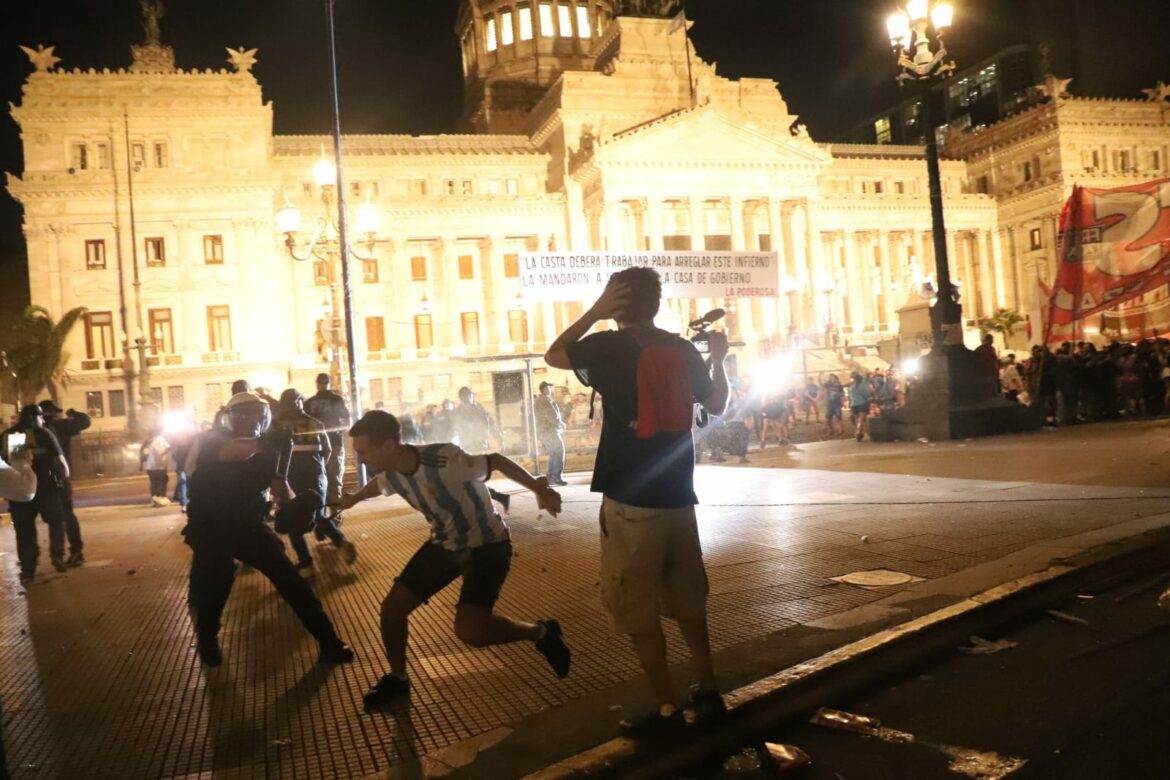 Protests outside Congress. Credit: Ignacio Petunchi