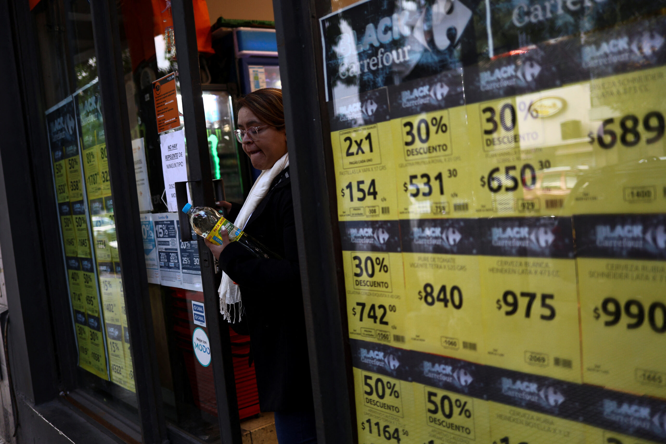 Argentina’s yearly inflation holds at 290%, April’s rate down to single digits