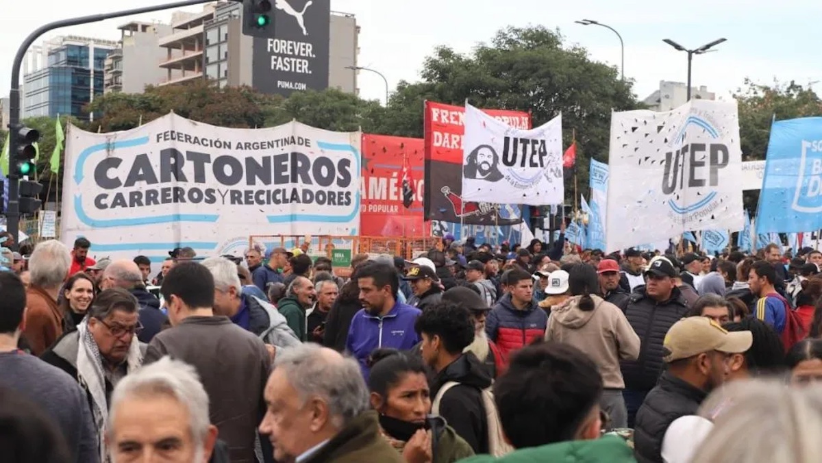 Argentine unions and left-wing parties march through Buenos Aires on Workers’ Day