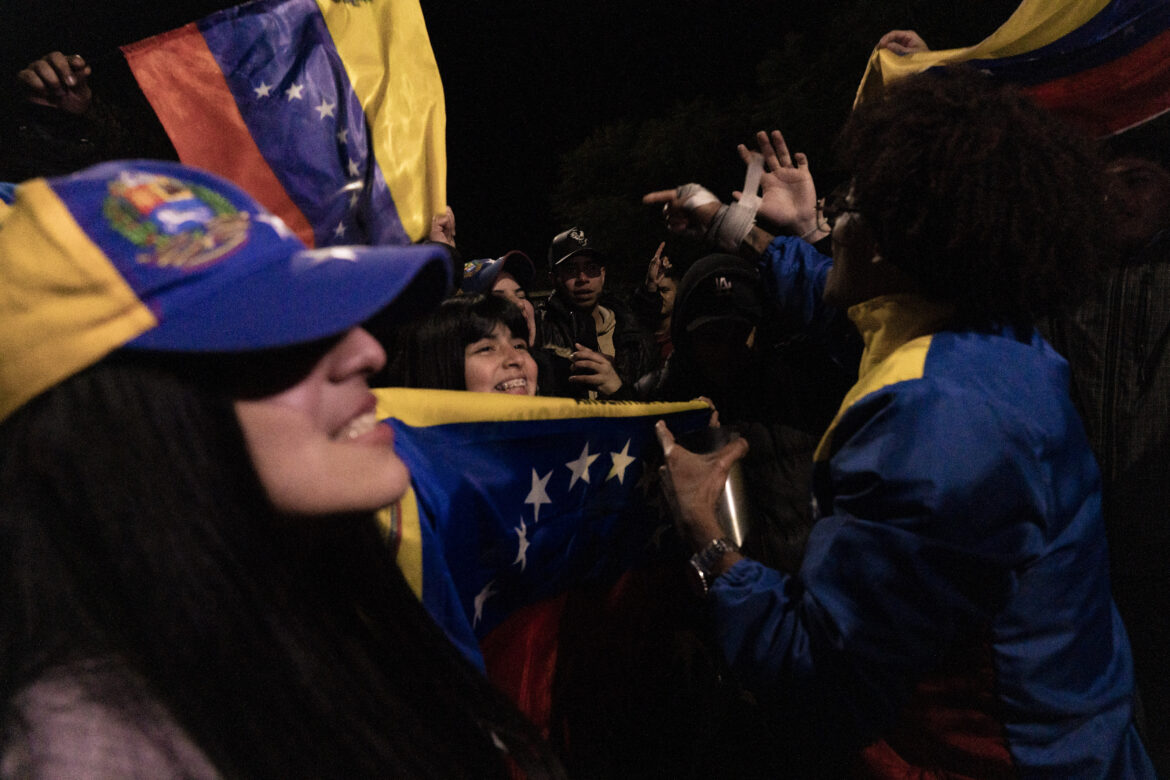 Venezuelan diaspora in Buenos Aires supporting opposition candidate Edmundo Gonzalez waits the results outside the polling station as part of the election day for the presidential elections in Buenos Aires, Argentina, Sunday, July 28, 2024. Photographer : Anita Pouchard Serra La diaspora venezuelienne a Buenos Aires soutenant le candidat de l'opposition Edmundo Gonzalez attend les resultats devant le bureau de vote le jour de l'election presidentielle à Buenos Aires, Argentine, dimanche 28 juillet 2024. Photographe : Anita Pouchard Serra
