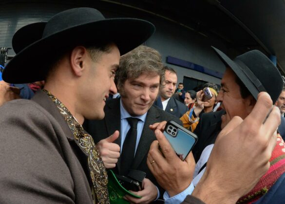 Milei greets rural workers at La Rural 2023. Source: Casa Rosada