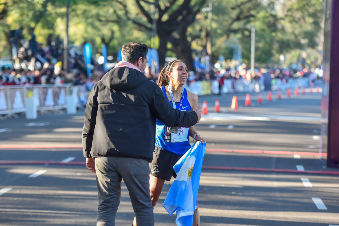 Micaela Levaggi arrives at the finsih line. Credit: Santiago Viana (Deportes BA)