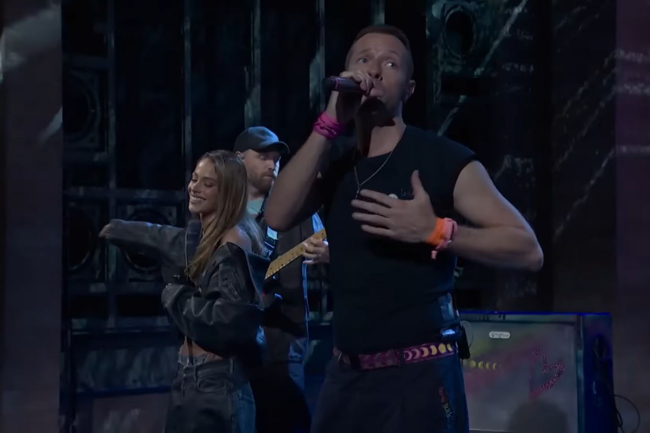 Coldplay shares SNL stage with Argentine pop star Tini Stoessel