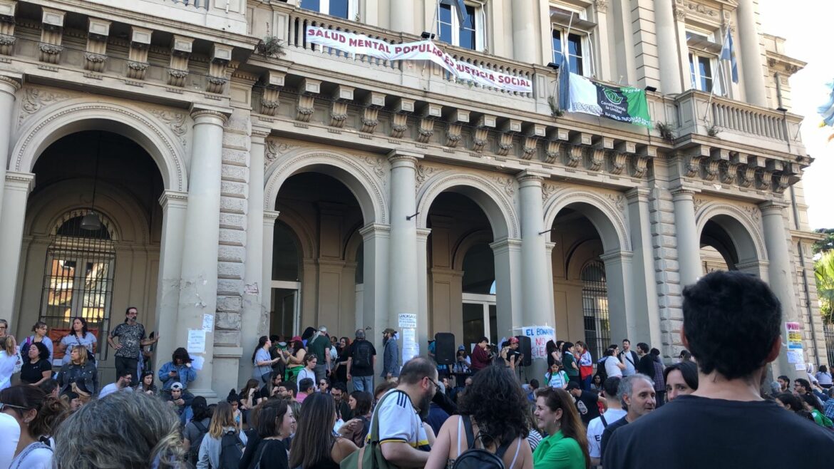 Protestors outside the Laura Bonaparte Hospital. Credit: Facundo Iglesia