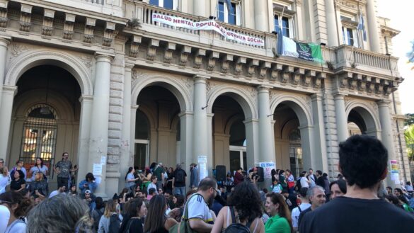 Protestors outside the Laura Bonaparte Hospital. Credit: Facundo Iglesia