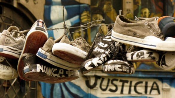 Trainers dangle from a wire, commemorating the young people who lost their lives in the Cromañón fire, the largest tragedy in Argentina's and the world's rock history. Photo: courtesy of C5N.