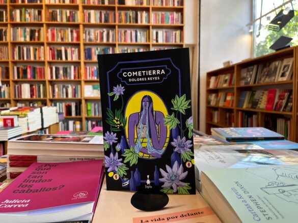 Cometierra, by Dolores Reyes, on display at Céspedes Libros. Photo: Céspedes Libros
