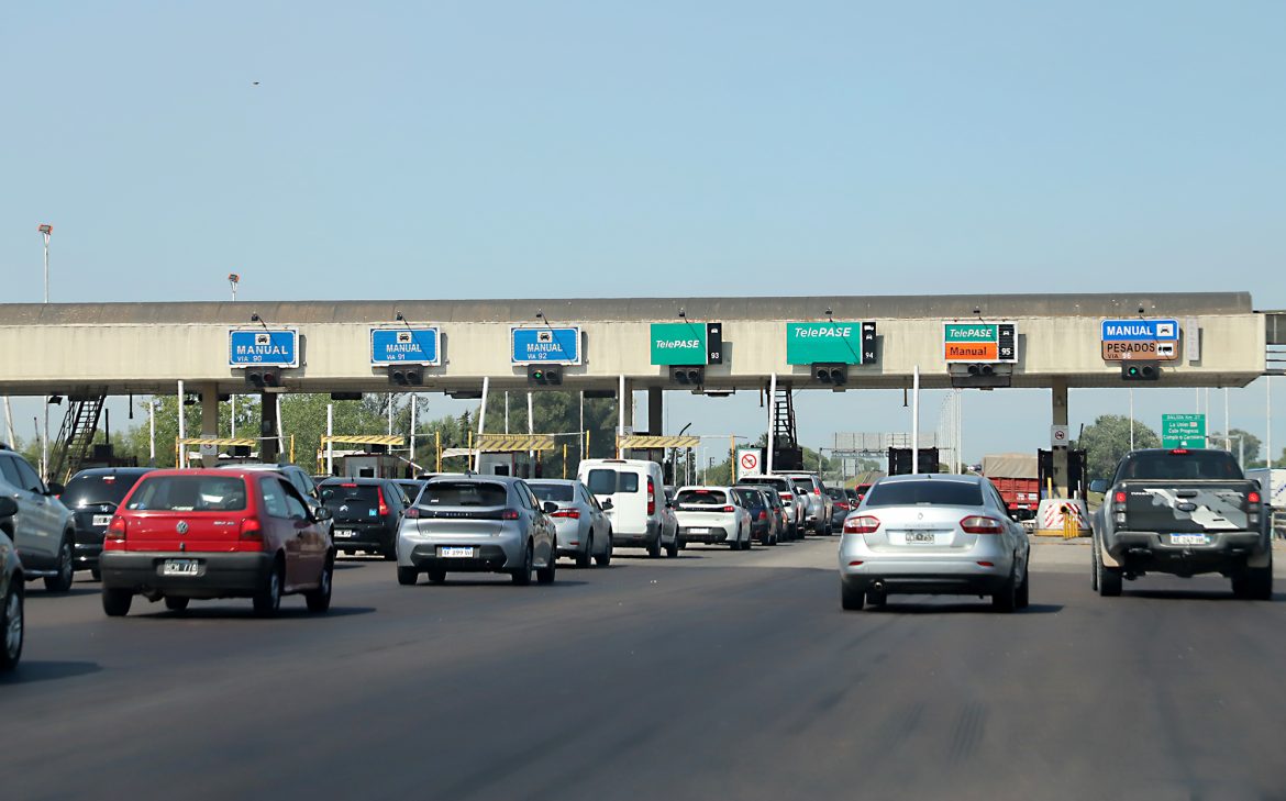 Cars at a highway toll point on a motorway outside Buenos Aires, Argentina. Photo: Ámbito