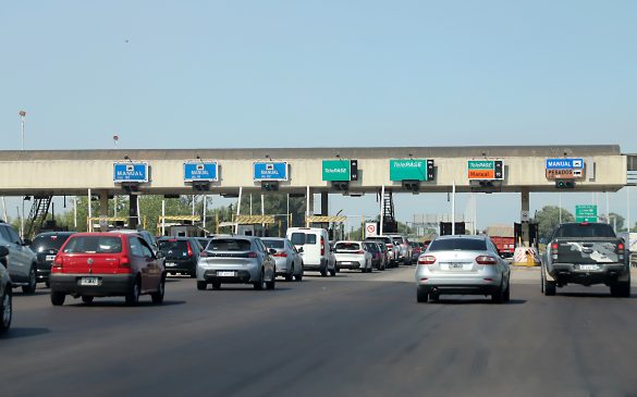 Cars at a highway toll point on a motorway outside Buenos Aires, Argentina. Photo: Ámbito