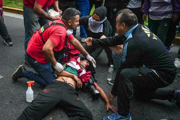 Pablo Grillo being assisted by emergency service workers. Plaza Congreso, Buenos Aires, March 12, 2025. This and cover photo: Pepe Mateos