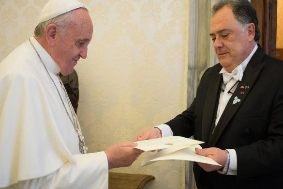 Eduardo Valdés gives Pope Francis his placet in the Vatican. Photo: provided by Valdés's team