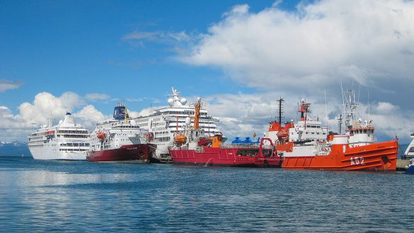 Ships in the Port of Ushuaia. Image: Arild Vågen via Wikimedia Commons